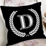 - Rh-K9659-Gorsel2 - Realhomes Siyah Beyaz Çelenkli D Harfi Özel Tasarım Dijital Baskılı Yastık Kırlent Kılıfı Realhomes