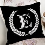 Siyah Beyaz Çelenkli E Harfi Özel Tasarım Dijital Baskılı Yastık Kırlent Kılıfı Realhomes
