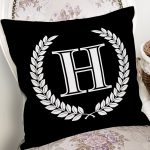 - Rh-K9663-Gorsel2 - Realhomes Siyah Beyaz Çelenkli H Harfi Özel Tasarım Dijital Baskılı Yastık Kırlent Kılıfı Realhomes