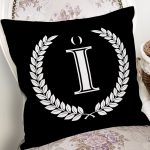 - Rh-K9664-Gorsel2 - Realhomes Siyah Beyaz Çelenkli İ Harfi Özel Tasarım Dijital Baskılı Yastık Kırlent Kılıfı Realhomes