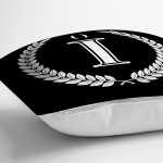 - Rh-K9664-Gorsel3 - Realhomes Siyah Beyaz Çelenkli İ Harfi Özel Tasarım Dijital Baskılı Yastık Kırlent Kılıfı Realhomes