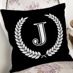 Siyah Beyaz Çelenkli J Harfi Özel Tasarım Dijital Baskılı Yastık Kırlent Kılıfı Realhomes