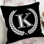 - Rh-K9667-Gorsel2 - Realhomes Siyah Beyaz Çelenkli K Harfi Özel Tasarım Dijital Baskılı Yastık Kırlent Kılıfı Realhomes