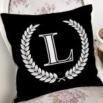 Siyah Beyaz Çelenkli L Harfi Özel Tasarım Dijital Baskılı Yastık Kırlent Kılıfı Realhomes