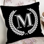 - Rh-K9669-Gorsel2 - Realhomes Siyah Beyaz Çelenkli M Harfi Özel Tasarım Dijital Baskılı Yastık Kırlent Kılıfı Realhomes