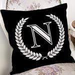 - Rh-K9670-Gorsel2 - Realhomes Siyah Beyaz Çelenkli N Harfi Özel Tasarım Dijital Baskılı Yastık Kırlent Kılıfı Realhomes