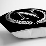 - Rh-K9670-Gorsel3 - Realhomes Siyah Beyaz Çelenkli N Harfi Özel Tasarım Dijital Baskılı Yastık Kırlent Kılıfı Realhomes