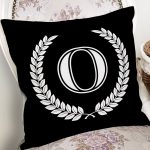 Siyah Beyaz Çelenkli O Harfi Özel Tasarım Dijital Baskılı Yastık Kırlent Kılıfı Realhomes