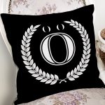 - Rh-K9672-Gorsel2 - Realhomes Siyah Beyaz Çelenkli Ö Harfi Özel Tasarım Dijital Baskılı Yastık Kırlent Kılıfı Realhomes