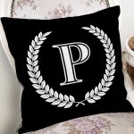 - Rh-K9673-Gorsel2 - Realhomes  Siyah Beyaz Çelenkli P Harfi Özel Tasarım Dijital Baskılı Yastık Kırlent Kılıfı Realhomes