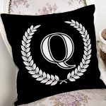 Siyah Beyaz Çelenkli Q Harfi Özel Tasarım Dijital Baskılı Yastık Kırlent Kılıfı Realhomes