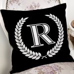 Siyah Beyaz Çelenkli R Harfi Özel Tasarım Dijital Baskılı Yastık Kırlent Kılıfı Realhomes