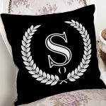 Siyah Beyaz Çelenkli Ş Harfi Özel Tasarım Dijital Baskılı Yastık Kırlent Kılıfı Realhomes
