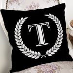 - Rh-K9678-Gorsel2 - Realhomes Siyah Beyaz Çelenkli T Harfi Özel Tasarım Dijital Baskılı Yastık Kırlent Kılıfı Realhomes