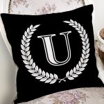 - Rh-K9679-Gorsel2 - Realhomes Siyah Beyaz Çelenkli U Harfi Özel Tasarım Dijital Baskılı Yastık Kırlent Kılıfı Realhomes