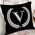 - Rh-K9681-Gorsel2 - Realhomes  Siyah Beyaz Çelenkli V Harfi Özel Tasarım Dijital Baskılı Yastık Kırlent Kılıfı Realhomes