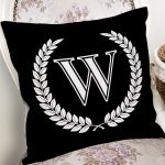 - Rh-K9682-Gorsel2 - Realhomes  Siyah Beyaz Çelenkli W Harfi Özel Tasarım Dijital Baskılı Yastık Kırlent Kılıfı Realhomes