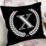Siyah Beyaz Çelenkli X Harfi Özel Tasarım Dijital Baskılı Yastık Kırlent Kılıfı Realhomes