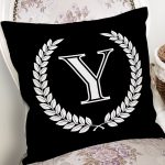 - Rh-K9684-Gorsel2 - Realhomes Siyah Beyaz Çelenkli Y Harfi Özel Tasarım Dijital Baskılı Yastık Kırlent Kılıfı Realhomes