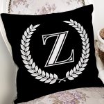 - Rh-K9685-Gorsel2 - Realhomes Siyah Beyaz Çelenkli Z Harfi Özel Tasarım Dijital Baskılı Yastık Kırlent Kılıfı Realhomes
