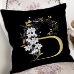- Rh-K9688-Gorsel2 - Realhomes Siyah Zemin Beyaz Gül Motifli Gold B Harfi Özel Tasarım Dijital Baskılı Yastık Kırlent Kılıfı Realhomes
