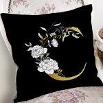 Siyah Zemin Beyaz Gül Motifli Gold C Harfi Özel Tasarım Dijital Baskılı Yastık Kırlent Kılıfı Realhomes