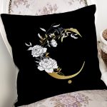 - Rh-K9690-Gorsel2 - Realhomes Siyah Zemin Beyaz Gül Motifli Gold Ç Harfi Özel Tasarım Dijital Baskılı Yastık Kırlent Kılıfı Realhomes
