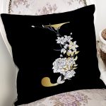 - Rh-K9698-Gorsel2 - Realhomes Siyah Zemin Beyaz Gül Motifli Gold J Harfi Özel Tasarım Dijital Baskılı Yastık Kırlent Kılıfı Realhomes