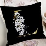 - Rh-K9700-Gorsel2 - Realhomes  Siyah Zemin Beyaz Gül Motifli Gold L Harfi Özel Tasarım Dijital Baskılı Yastık Kırlent Kılıfı Realhomes
