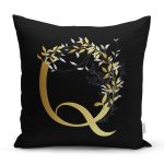 - Rh-K9706-Gorsel1 - Realhomes Siyah Zemin Beyaz Gül Motifli Gold Q Harfi Özel Tasarım Dijital Baskılı Yastık Kırlent Kılıfı Realhomes
