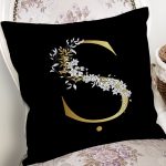 - Rh-K9709-Gorsel2 - Realhomes Siyah Zemin Beyaz Gül Motifli Gold Ş Harfi Özel Tasarım Dijital Baskılı Yastık Kırlent Kılıfı Realhomes