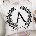 - Rh-K9719-Gorsel2 - Realhomes Siyah Beyaz Çelenkli A Harfi Özel Tasarım Dijital Baskılı Yastık Kırlent Kılıfı Realhomes