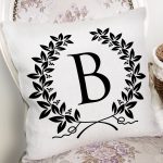 - Rh-K9720-Gorsel2 - Realhomes Siyah Beyaz Çelenkli B Harfi Özel Tasarım Dijital Baskılı Yastık Kırlent Kılıfı Realhomes