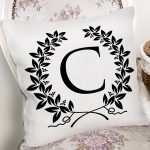 - Rh-K9721-Gorsel2 - Realhomes Siyah Beyaz Çelenkli C Harfi Özel Tasarım Dijital Baskılı Yastık Kırlent Kılıfı Realhomes
