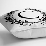 - Rh-K9721-Gorsel3 - Realhomes Siyah Beyaz Çelenkli C Harfi Özel Tasarım Dijital Baskılı Yastık Kırlent Kılıfı Realhomes