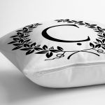 - Rh-K9722-Gorsel3 - Realhomes Siyah Beyaz Çelenkli Ç Harfi Özel Tasarım Dijital Baskılı Yastık Kırlent Kılıfı Realhomes