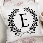 - Rh-K9724-Gorsel2 - Realhomes Siyah Beyaz Çelenkli E Harfi Özel Tasarım Dijital Baskılı Yastık Kırlent Kılıfı Realhomes
