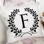 - Rh-K9725-Gorsel2 - Realhomes Siyah Beyaz Çelenkli F Harfi Özel Tasarım Dijital Baskılı Yastık Kırlent Kılıfı Realhomes