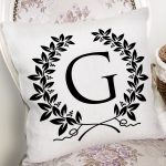 Siyah Beyaz Çelenkli G Harfi Özel Tasarım Dijital Baskılı Yastık Kırlent Kılıfı Realhomes