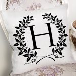 Siyah Beyaz Çelenkli H Harfi Özel Tasarım Dijital Baskılı Yastık Kırlent Kılıfı Realhomes