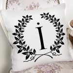 - Rh-K9728-Gorsel2 - Realhomes Siyah Beyaz Çelenkli İ Harfi Özel Tasarım Dijital Baskılı Yastık Kırlent Kılıfı Realhomes