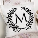 Siyah Beyaz Çelenkli M Harfi Özel Tasarım Dijital Baskılı Yastık Kırlent Kılıfı Realhomes