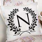 - Rh-K9734-Gorsel2 - Realhomes Siyah Beyaz Çelenkli N Harfi Özel Tasarım Dijital Baskılı Yastık Kırlent Kılıfı Realhomes