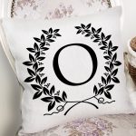 - Rh-K9735-Gorsel2 - Realhomes Siyah Beyaz Çelenkli O Harfi Özel Tasarım Dijital Baskılı Yastık Kırlent Kılıfı Realhomes