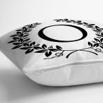 - Rh-K9735-Gorsel3 - Realhomes Siyah Beyaz Çelenkli O Harfi Özel Tasarım Dijital Baskılı Yastık Kırlent Kılıfı Realhomes