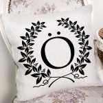 Siyah Beyaz Çelenkli Ö Harfi Özel Tasarım Dijital Baskılı Yastık Kırlent Kılıfı Realhomes