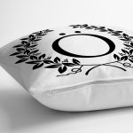 Siyah Beyaz Çelenkli Ö Harfi Özel Tasarım Dijital Baskılı Yastık Kırlent Kılıfı Realhomes