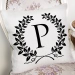 - Rh-K9737-Gorsel2 - Realhomes Siyah Beyaz Çelenkli P Harfi Özel Tasarım Dijital Baskılı Yastık Kırlent Kılıfı Realhomes