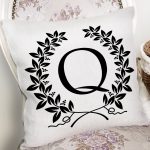 - Rh-K9738-Gorsel2 - Realhomes  Siyah Beyaz Çelenkli Q Harfi Özel Tasarım Dijital Baskılı Yastık Kırlent Kılıfı Realhomes