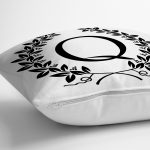 - Rh-K9738-Gorsel3 - Realhomes  Siyah Beyaz Çelenkli Q Harfi Özel Tasarım Dijital Baskılı Yastık Kırlent Kılıfı Realhomes